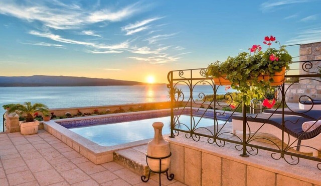 Renovated Beachfront Villa With Stunning Viewss