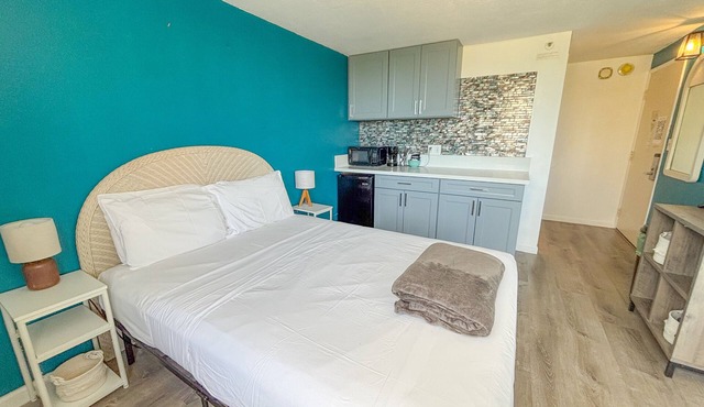 Renovated Beachy Studio at Hawaiian Monarch | Pool