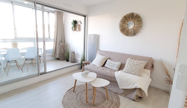 Renovated Boho Studio ☀ Pool | Beach | Queen-size bed