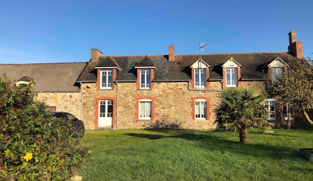 Renovated Breton farmhouse, sleeps 12 in Ploubalay