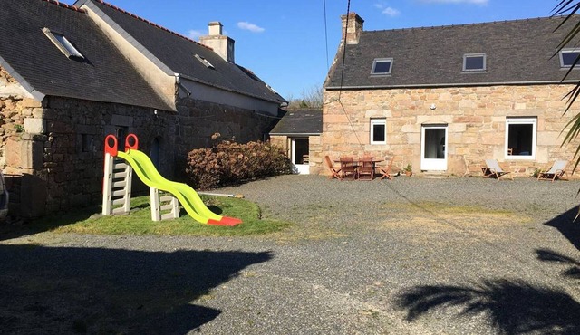 Renovated Breton house with WIFI in Trébeurden, 3 bedrooms for 6 pers. Private parking