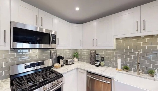 Renovated, bright and sunny 2 Bedroom / 2 Bathroom w/ seperate Den/ office space