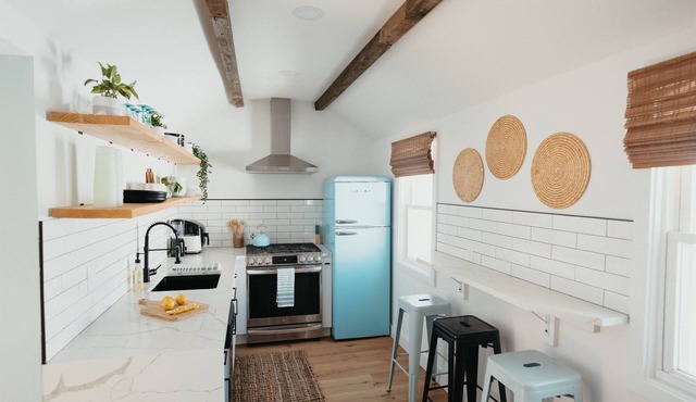 Renovated Bright, Fun, Airy, Fire Pit Backyard, Bikes & Beach Badges