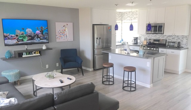 Renovated bungalow, Private backyard, near beach/restaurants, AC, Bikes