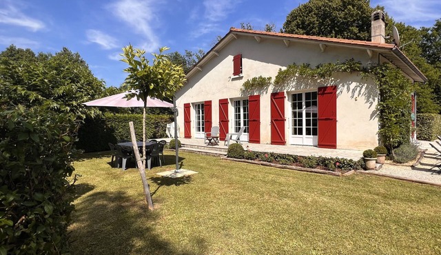 Renovated country house with swimming pool sleeps 9