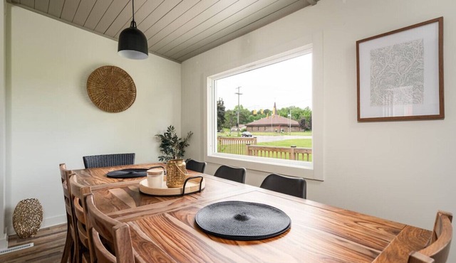 Renovated Cityside Farmhouse, Garden/Historic Barn