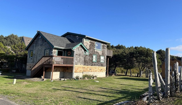 Renovated cabin 2 easy blocks to the beach and close to the Moclips River