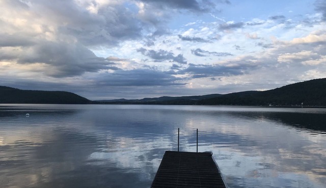 Renovated Cabin by the Lake!