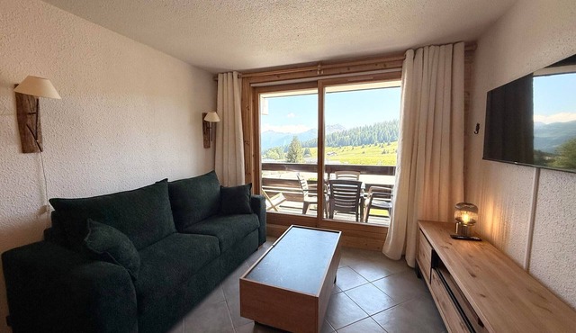 Renovated cabin studio for 4, south balcony, garage included