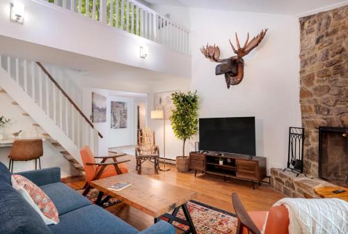 Renovated cabin w hot tub & deck