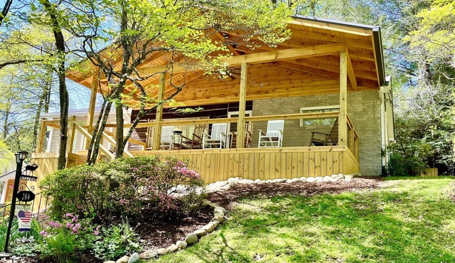 Renovated Cabin At Lake Junaluska! Brand new large front porch.