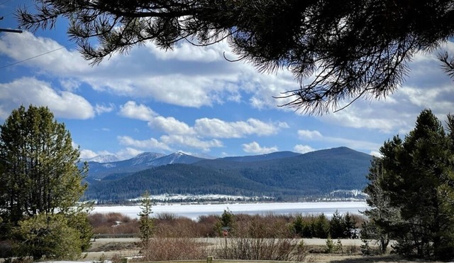 Renovated cabin w stellar lake views, 1 min to lake, 5 miles Discovery Ski Area!