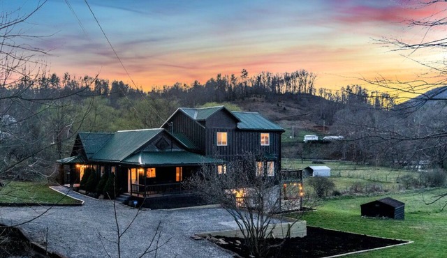 Renovated cabin with Jacuzzi 6 Acres on the river, family-friendly