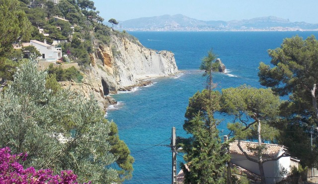 Renovated Calanques La Vesse Cottage with Mountain View, Wi-Fi, and Air Conditioning