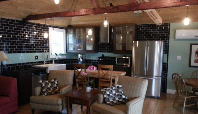 Renovated Carriage House, Swimming Pool, Upstairs