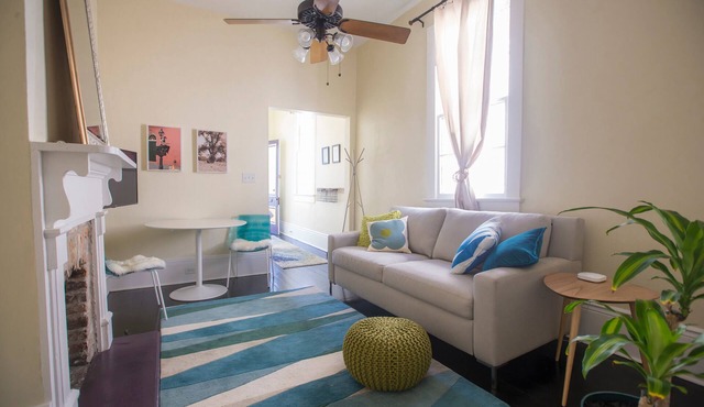 Renovated Carrollton Uptown Cottage - license # 23-NSTR-17373 and 23-OSTR-02079