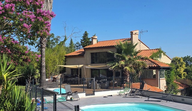 Renovated Catalan farmhouse, 2 minutes from the centre of Céret, not overlooked.