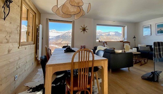 Renovated Chalet for 12, 100m from Ski Slopes, 300m from Shops, Terrace, Parking, and WiFi Included