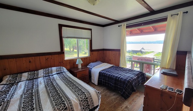 Renovated Chalet facing lac Heney in Gracefield Quebec