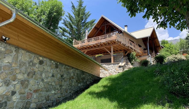Renovated chalet sleeps 8 on 8000 m² of land, 10 minutes from Lac de Serre-Ponçon