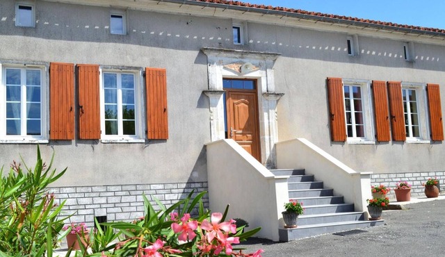 Renovated Charente cottage with vineyard views, near Angoulême