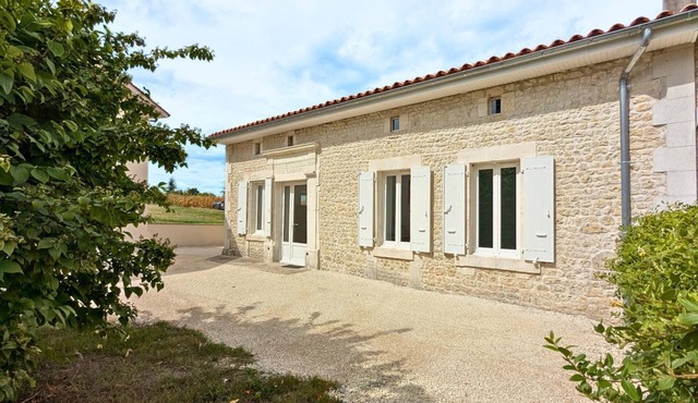Renovated Charentais house in peaceful setting with parking and private garden