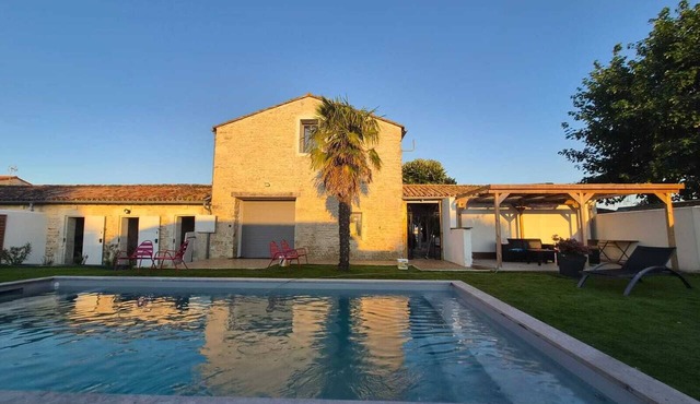 Renovated Charentaise with a heated pool