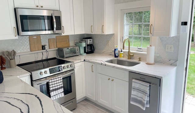 Renovated Charming 3-bedroom cottage in Sandwich with AC, WiFi