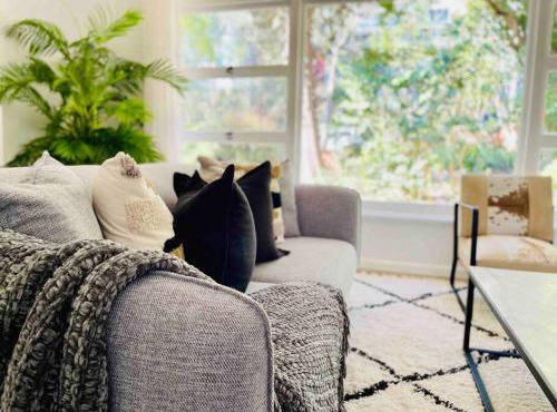 Renovated charming & cozy house (Walk to Station)