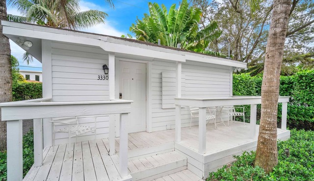 Renovated & Charming Grove Bay 1/1 Cottage