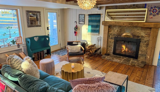 Renovated Charming Rustic Farmhouse, Modern + Stylish Retreatnn