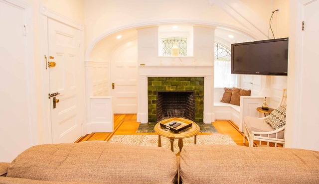 Renovated,Chic 1 bed,sleeps 4,steps to transit