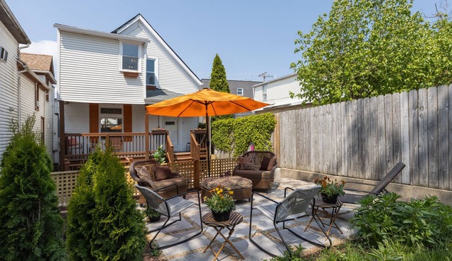 Renovated Chicago coach house close to Lake Michigan!