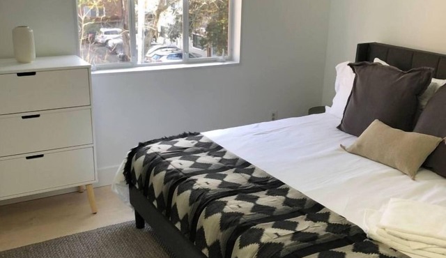 Renovated, clean, modern - 3 king beds (Unit 2)