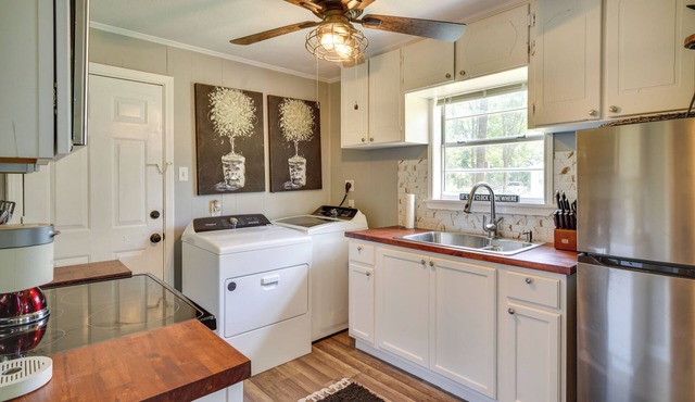 Renovated Clinton Cottage w/ Home Office!