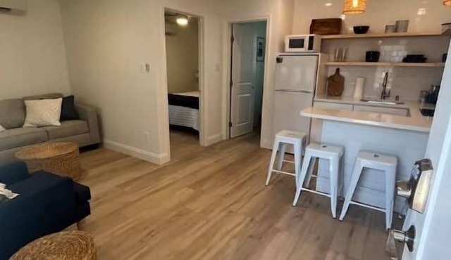 Renovated Coastal cottage, 2.5 blocks from beach!