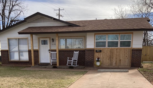 Renovated,Comfy&Spacious, LR, full kitchen, den, easy access to Univ.& interests