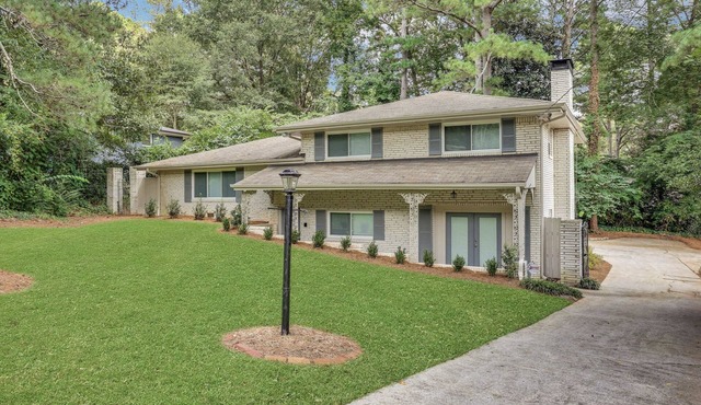 Renovated, Comtemporary Safe Quiet Minute to I-285, Close to Atlanta