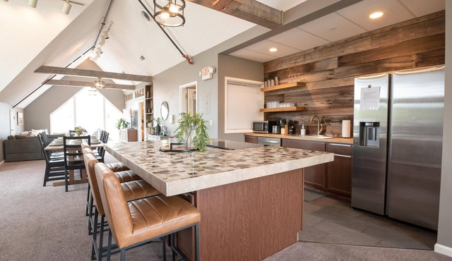 Renovated condo overlooking downtown Nashville. Steps to dining, shopping!