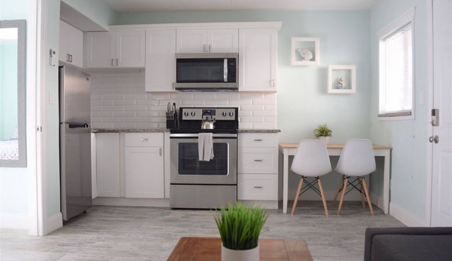 🏝Renovated Condo Steps from the Beach🏝