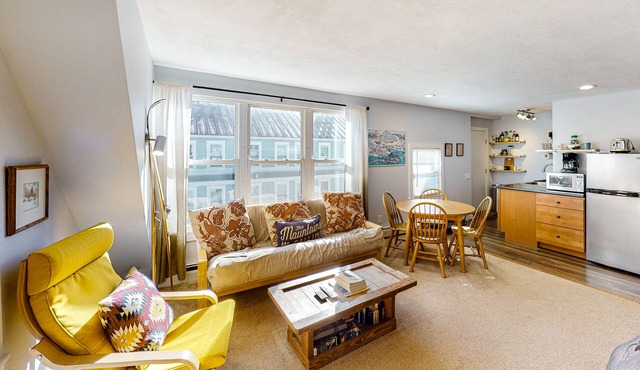 Renovated condo, walk to dining, on bus route to ski slopes