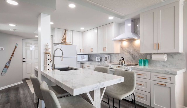 Renovated Condo With Pool on No Drive Beach