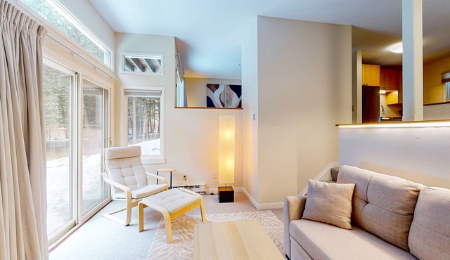 Renovated condo with fireplace, pool, tennis & sauna - near Sugarbush