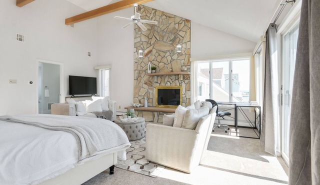 Renovated Contemporary with Bay views & Pool!