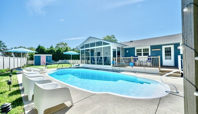 Renovated Cool House/Private Heated Pool/Short Walk to Beach/Sleeps 10