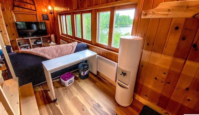 Renovated Cottage On Lake / Hot Tub / Canoe / WiFi
