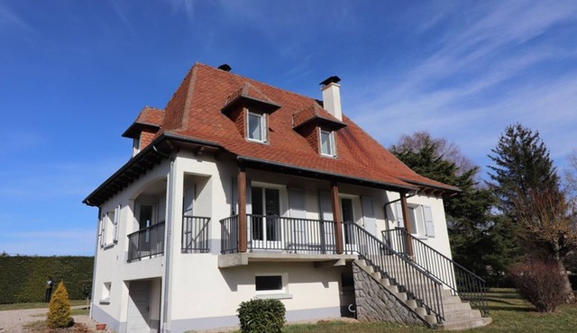 Renovated cottage near Aurillac, garden & garage