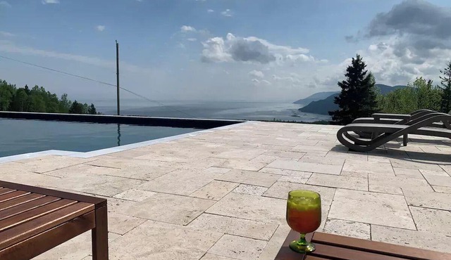 Renovated cottage: stunning views, pool, hot tub
