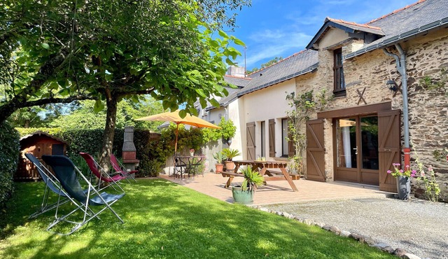 Renovated Cottage with Garden, Game Room, Near Nantes-Brest Canal, Sleeps 9