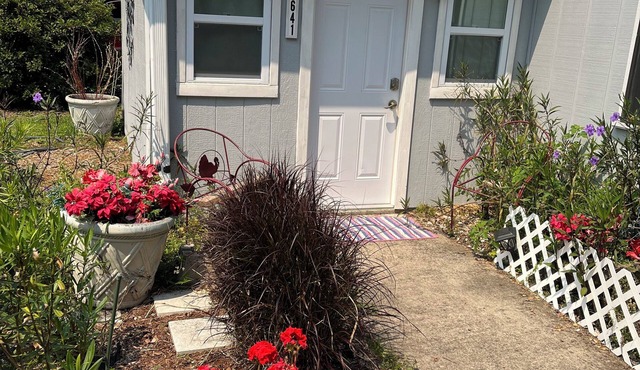 Renovated cottage in 55 plus neighborhood in Gainesville FL. Pool and Pickleball